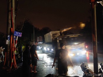 Nóng: Người dân Hà Nội 'trắng đêm' di chuyển hàng hoá ra khỏi vùng nước ngập