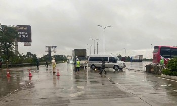 Cấm ô tô đi vào cao tốc Pháp Vân - Cầu Giẽ vì ngập sâu