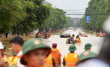 Thái Nguyên: Nỗi đau xé lòng của người mẹ khi thấy thi thể con trai bị lật thuyền do mưa lũ