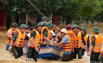 Tình quân dân trong cơn lũ dữ: ‘Sau này hết ngập nước, mời bộ đội đến ăn cơm'