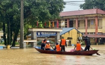 Chạy đua 'giải cứu' người dân khỏi rốn lũ ở Thái Nguyên