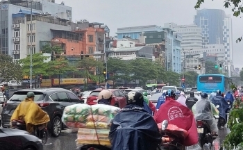 Giao thông Hà Nội sáng nay 16/9: Ngập úng sau trận mưa kéo dài, ùn tắc nặng
