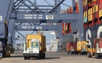 Gỡ 'rào cản' để kịp 'xanh hóa' ngành logistics