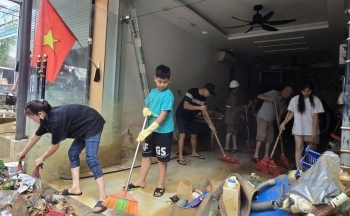 Người dân Thái Nguyên hối hả dọn dẹp nhà cửa sau trận lũ lịch sử