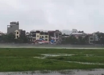 Trực thăng quân sự chở hàng cứu trợ tới điểm sạt lở Nguyên Bình, Cao Bằng