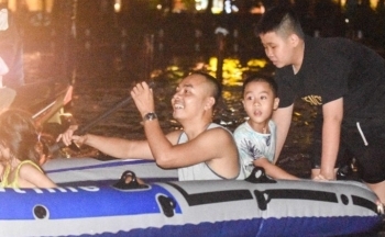 Hà Nội: Cận cảnh người dân 'bì bõm' tham gia giao thông tại khu đô thị Văn Quán