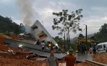 Yên Bái: 3 ngôi nhà sập trong đêm và bốc cháy, nhiều người bị vùi lấp