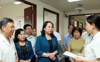 Phó Chủ tịch nước thăm, tặng quà các bệnh nhi ở Viện Huyết học - Truyền máu Trung ương