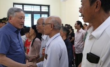 Phó Thủ tướng Nguyễn Hòa Bình thị sát công tác phòng, chống lũ lụt tại Hưng Yên