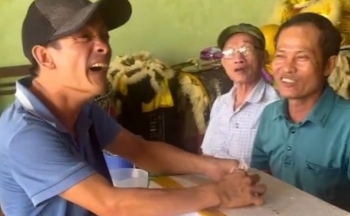 Dân mạng cảm động vì chàng trai khuyết tật bán vé số ủng hộ tiền giúp người dân vùng lũ Tây Bắc