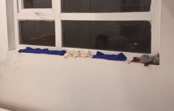 Chuyện lạ chung cư cao cấp ở Hà Nội: Trước khi đi làm phải chèn giẻ vào cạnh cửa sổ