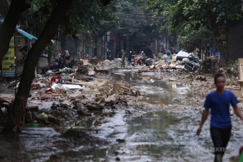 Thành phố Yên Bái vẫn ngổn ngang bùn, rác sau hơn chục ngày bão đi qua