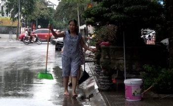 Dân biệt thự trăm tỷ ở Hà Nội hối hả dọn nhà sau ngập lụt