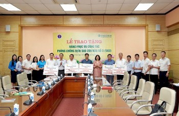 Tập đoàn Hóa chất Việt Nam trao 5 tấn Chloramine B cho Bộ Y tế khắc phục hậu quả mưa lũ