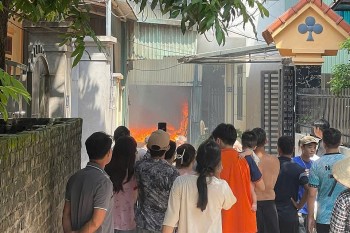 Hà Nội: Cháy lớn trong hẻm nhỏ, lửa bùng lên dữ dội