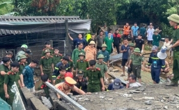 Sạt lở đất trên quốc lộ 2 khiến 5 ô tô bị vùi lấp, 1 người tử vong