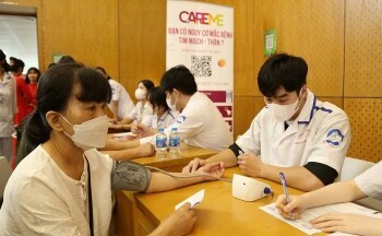 Khám sàng lọc bệnh tim mạch, thận cho hơn 1.000 người dân ở Hà Nội