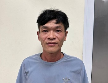 Hà Nội: Lừa cảnh báo xe máy người đi đường bị hỏng để tiếp cận cướp điện thoại