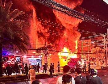 Lửa thiêu rụi siêu thị Điện Máy Xanh ở An Giang lúc nửa đêm