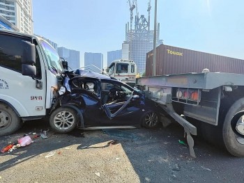 Tai nạn giao thông liên hoàn trên cầu Thăng Long, xe con bẹp dúm giữa 2 xe tải