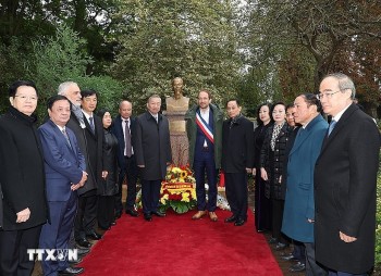 Tổng Bí thư, Chủ tịch nước Tô Lâm đặt hoa tại Tượng đài Bác Hồ ở Montreuil