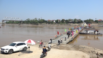 Người dân Phú Thọ vui mừng khi cầu phao Phong Châu hoạt động trở lại
