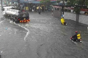 TP. Thủ Đức: Mưa lớn kéo dài, nhiều tuyến đường ngập nặng