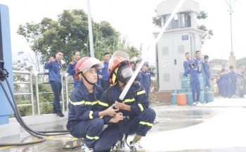 Lai Châu: Diễn tập phương án chữa cháy tại cửa hàng xăng dầu