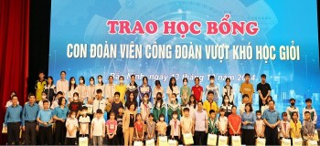 Bắc Ninh: Tặng học bổng cho con đoàn viên công đoàn vượt khó học giỏi