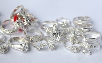 Giá bạc hôm nay 15/10/2024: Bạc thế giới chìm trong sắc đỏ