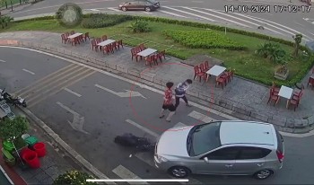 Tài xế ô tô con đi vào đường cấm còn 'hổ báo' hung hãn tấn công người bị nạn