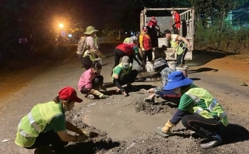Những chiến sĩ tình nguyện trắng đêm 'vá đường' miễn phí ở Gia Lai