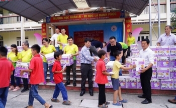 Sharp tiếp tục trao tặng 2.500 nồi cơm điện đến học sinh tỉnh Lào Cai