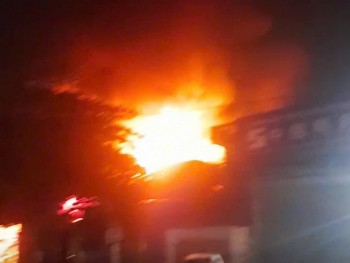 Bắc Ninh: Cháy lớn kèm tiếng nổ giữa đêm, lửa bao trùm căn nhà 5 tầng