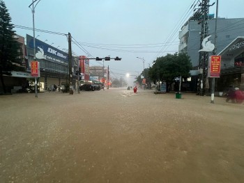 Lệ Thuỷ - Quảng Bình: Nước bao vây tứ phía, người dân hối hả chạy lũ