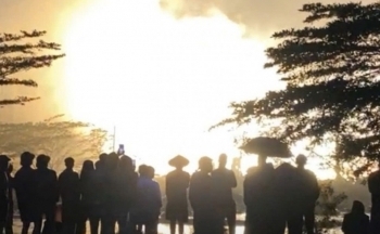 Bắc Ninh: Nhà xưởng cháy lớn giữa trời mưa, lửa bốc lên dữ dội