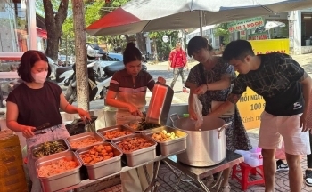 Quán cơm 0 đồng giúp đỡ người nghèo của chàng trai kinh doanh cho thuê xe ở Đắk Lắk