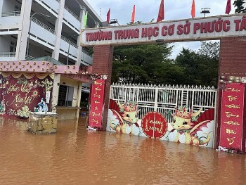 Đồng Nai: Lũ dâng cao trong đêm, một trường cấp 2 phải cho học sinh nghỉ học