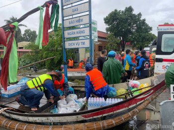 Hình ảnh vội vã ở 'bến trung chuyển tình thương' trong mưa lũ Quảng Bình