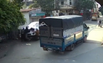 Hà Nội: Lái mới 'lạc chân ga' gây tai nạn nghiêm trọng?