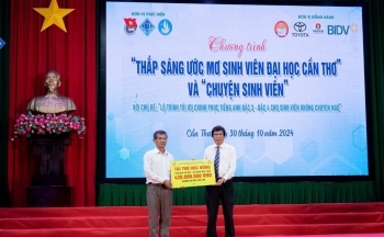 Phân bón Cà Mau trao học bổng 'Thắp sáng ước mơ sinh viên Đại học Cần Thơ' lần VIII