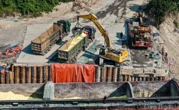 Cận cảnh bốc xếp lưu huỳnh lộ thiên nguy cơ gây ô nhiễm môi trường ở Vĩnh Phúc