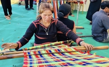 Thích thú xem nghệ nhân ở Gia Lai trổ tài đan lát, dệt thổ cẩm truyền thống