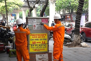 EVNHANOI khuyến cáo các hộ kinh doanh không tận dụng tủ điện để dán quảng cáo, rao vặt