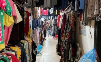 Thị trường thời trang cuối năm ‘ế ẩm’, tiểu thương ‘chật vật’ tìm khách
