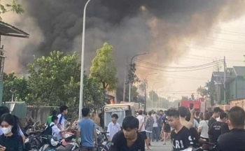 Hà Nội: Cháy lớn kèm tiếng nổ tại xưởng bao bì trên địa bàn huyện Hoài Đức, khói đen mù mịt