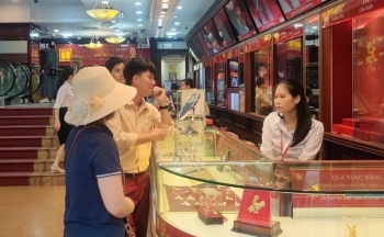 Dự báo giá vàng có thể tiếp đà giảm mạnh, người dân thận trọng khi mua vàng đầu tư