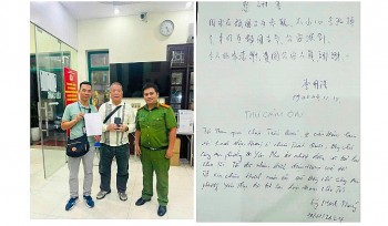 Du khách nước ngoài gửi thư cảm ơn Công an phường Yên Phụ giúp tìm lại điện thoại đánh rơi