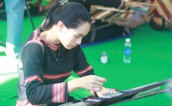 Về phố núi Pleiku xem nghệ nhân trổ tài đan lát và dệt thổ cẩm