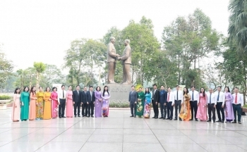 Cán bộ Mặt trận Thủ đô dâng hoa tại Tượng đài Bác Hồ - Bác Tôn